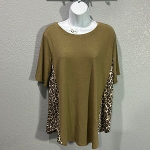 NWT Zenana animal print detail tee shirt
